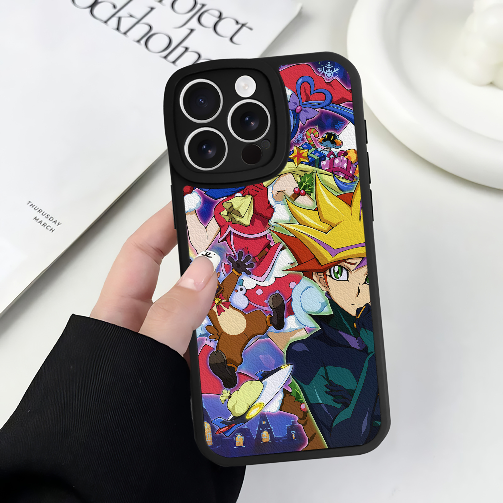 （画像用） 遊☆戯☆王 Yu-Gi-Oh! 【iPhone 16シリーズ対応】シリコンスマホケース（レザー調） 材質：シリコン